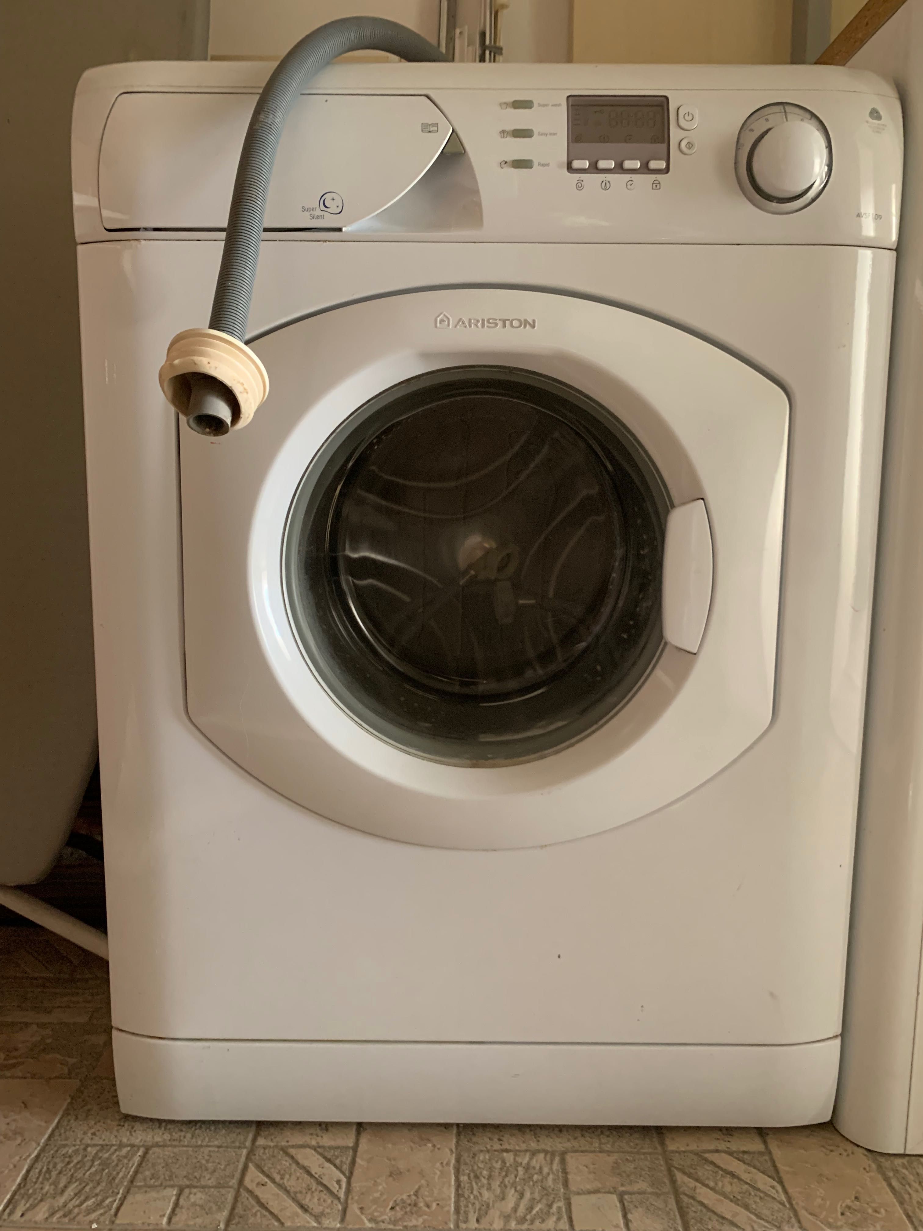 Продавам пералня Ariston Super Silen