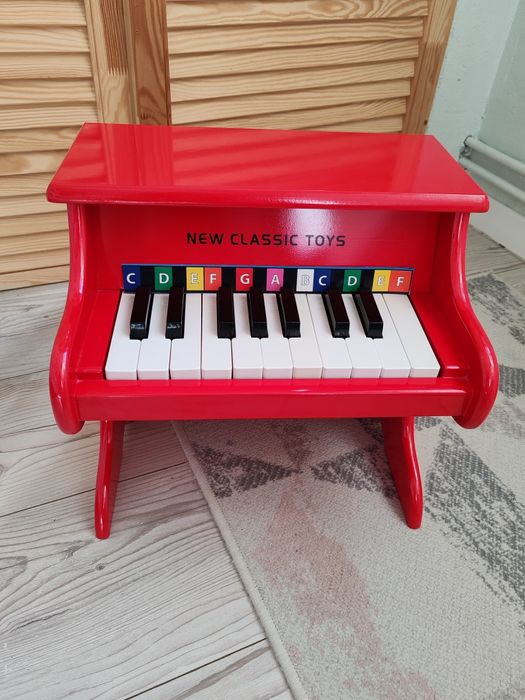 Pian din lemn roșu pentru copii