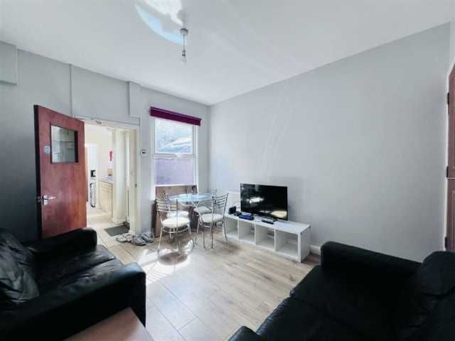 Дава се под наем Двустаен апартамент в София, Център - 65 кв.м за 382.5 € - Снимка #3