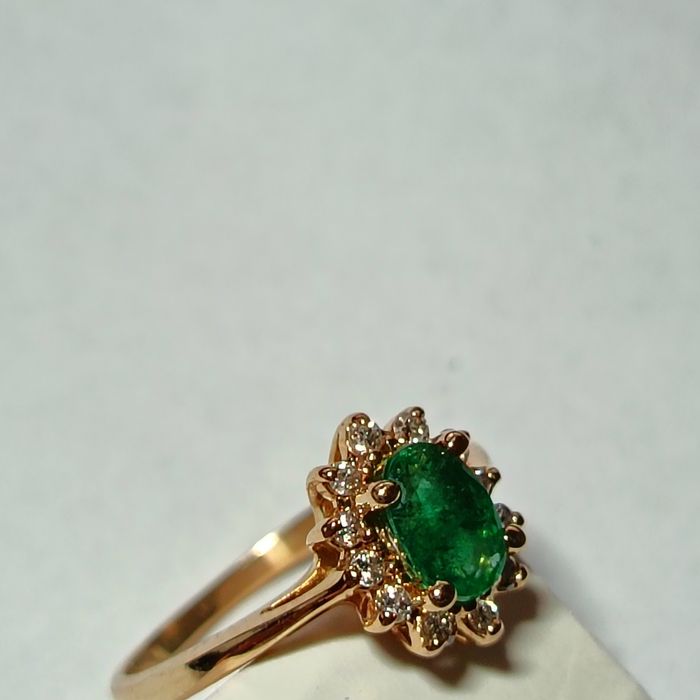 Златен пръстен. Emerald/смарагд/изомруд) и 12 диаманта