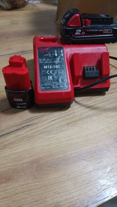 Incărcător Milwake + acumulatori