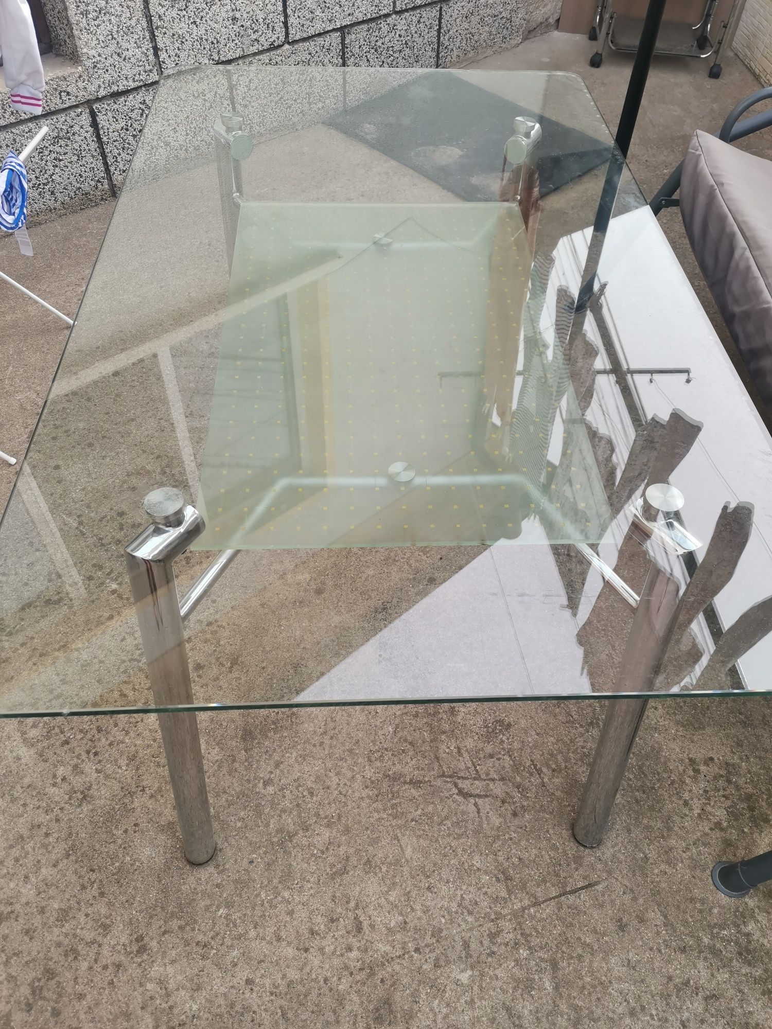 Голяма стъклена маса