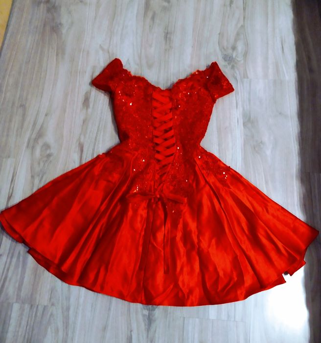 Елегантна сатенена бална рокля