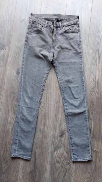 Vând blugi
Ba basic maro 38/28
New Sky 31 gri închis 
Skinny & denim g