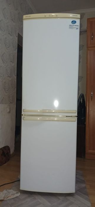 С доставкой холодильник продаю в отличном рабочем состояни Высота-1м75
