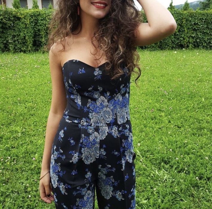 Salopeta cu corset brodată cu flori.