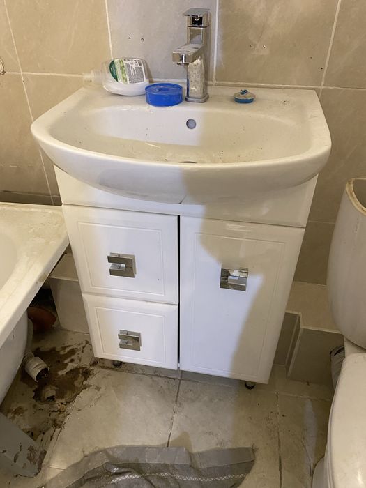 Раковина с тумбой и зеркалом