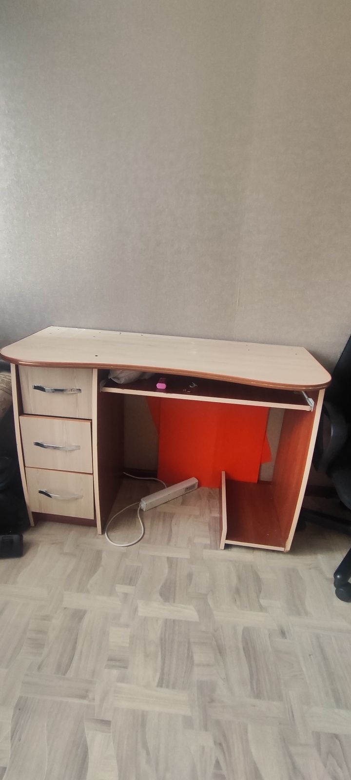 Продам компьютерный стол!