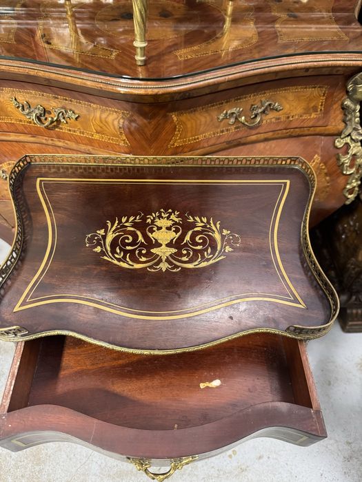 Etajera nepoleon III, cu intarsii si ornamente din alama