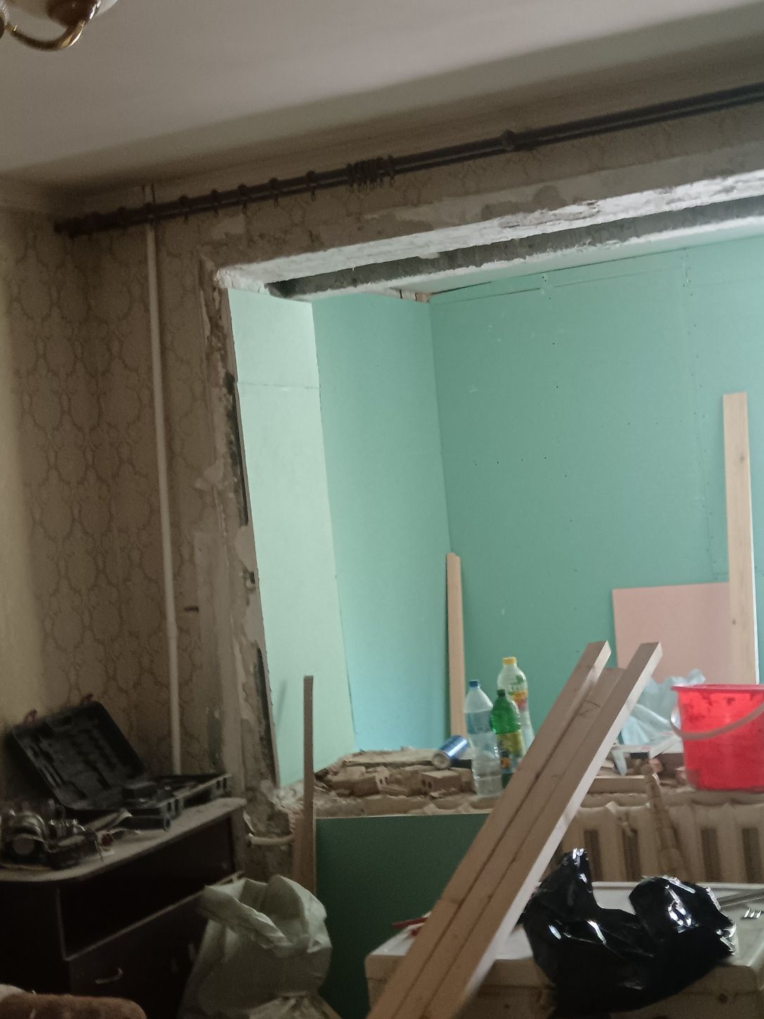 Делаю утепление балконов чистию стены от старой штукатурки