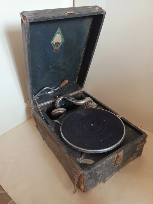 Патефон производства СССР