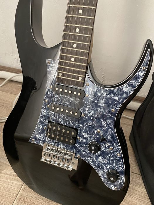 Электрогитара и комбоусилитель