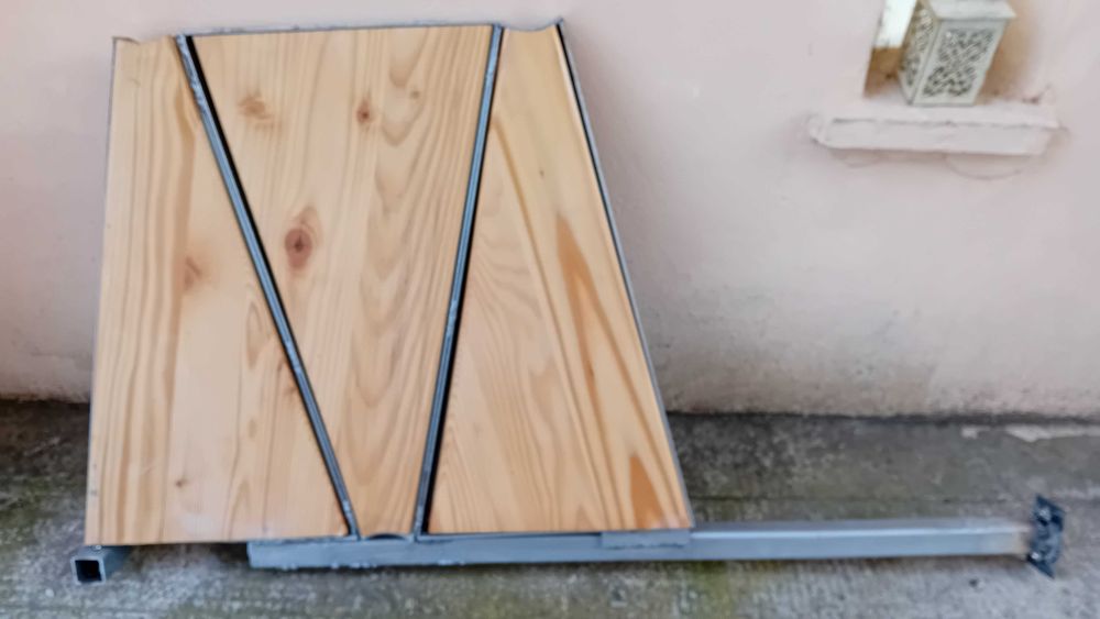 Scara interior, spirala, structura metalica, trepte din lemn