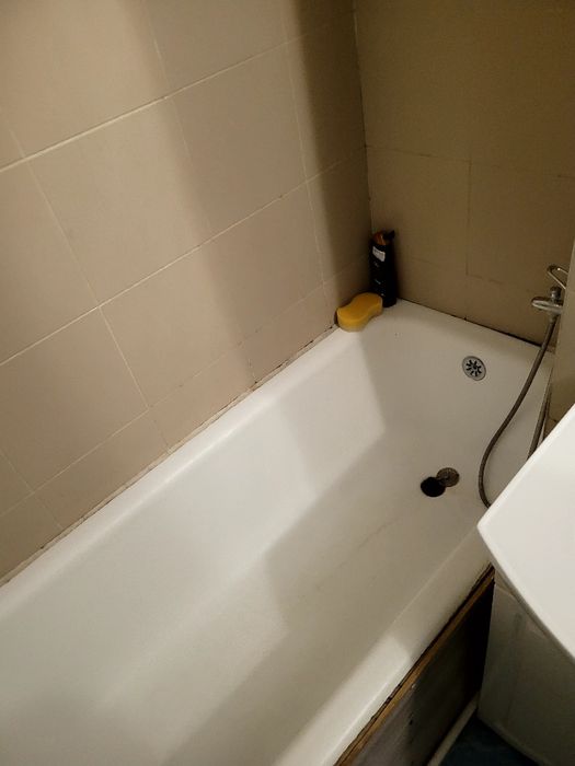 2 camere Gazda , de preferat o studenta . Zona Statia de tramvai.