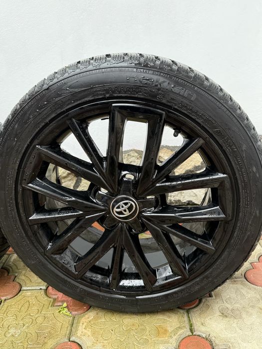 Jante Toyota cu anvelope de iarna Nokian R17