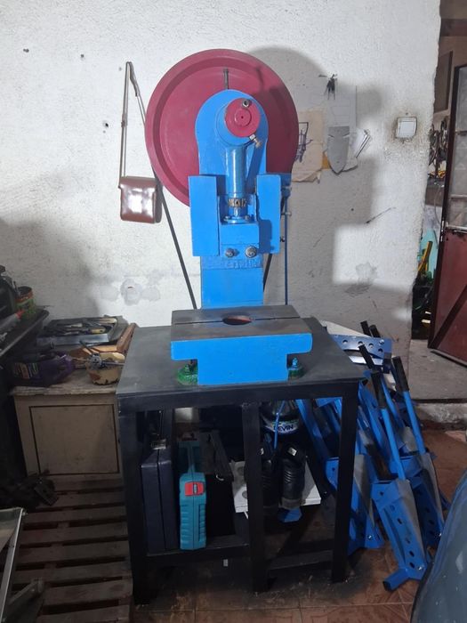 Продавам ексцентрик преса 25 тона