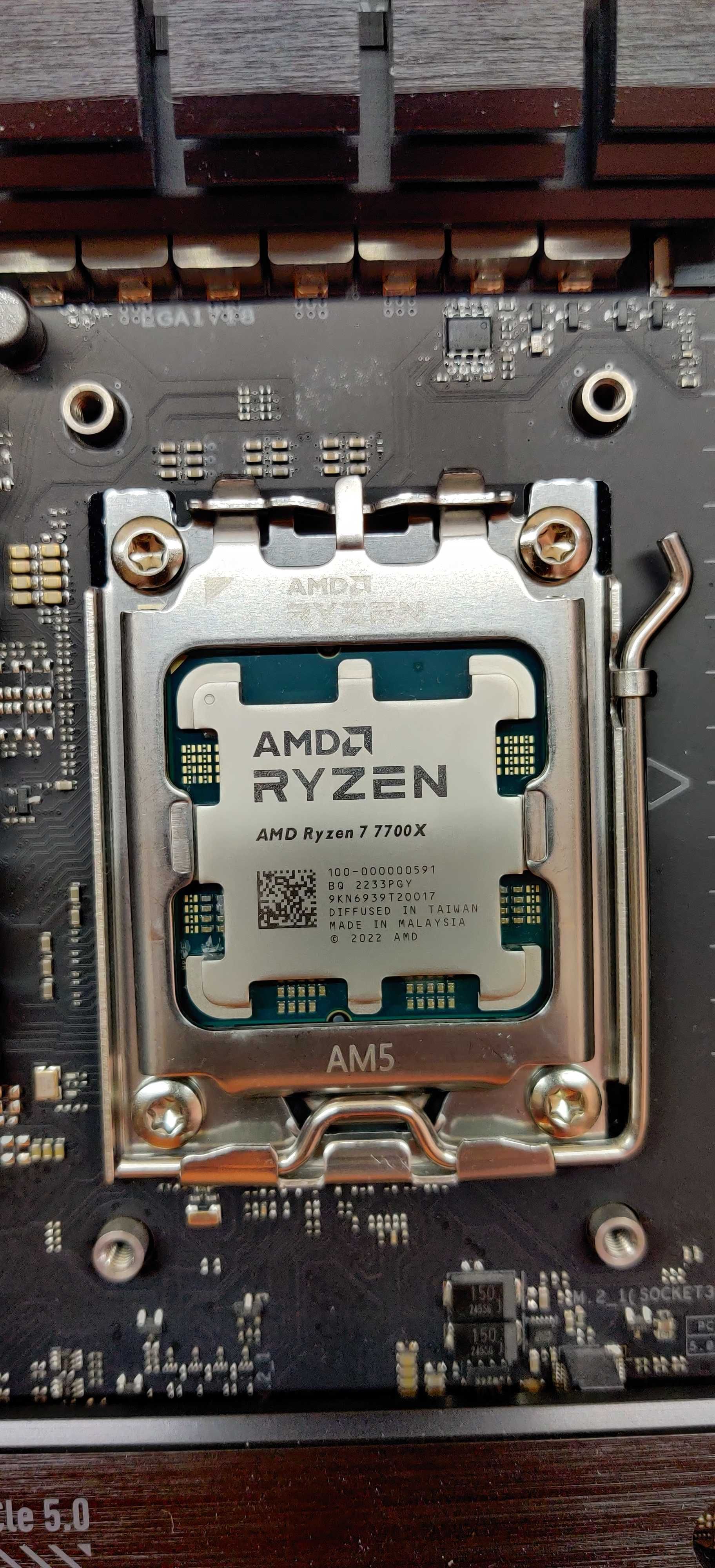 ASUS TUF X670E PLUS WIFI + Ryzen 7700X + 32GB DDR5 6000 CL30