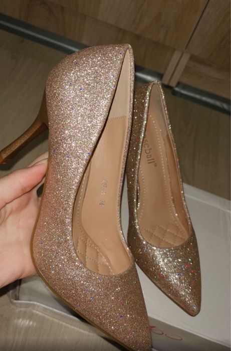 Туфли сатылады 4000тг әр қайсы