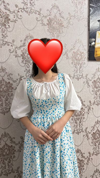 Женское платье стандартного фасона.