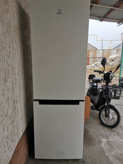 Продам холодильник Indesit