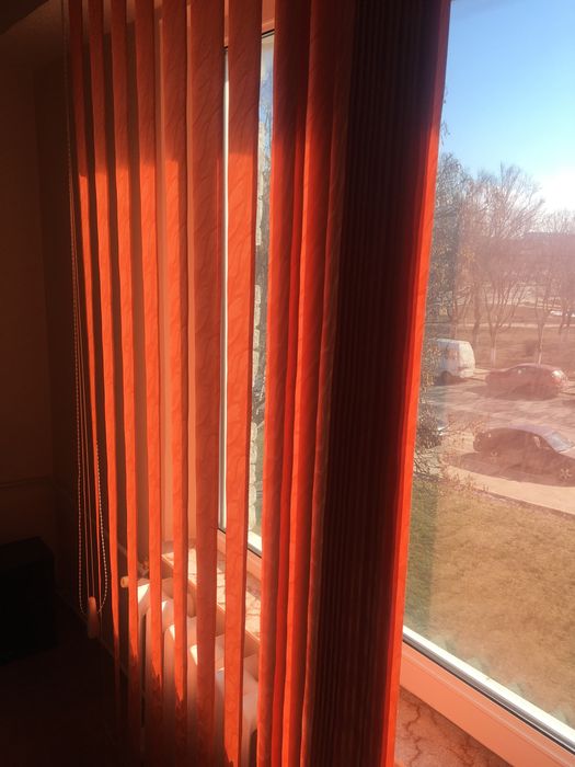 Jaluzele portocalii ca noi