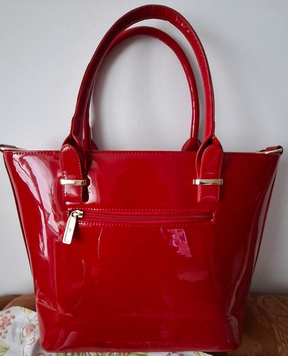 Geantă damă roșie elegantă lacuită – ca nouă