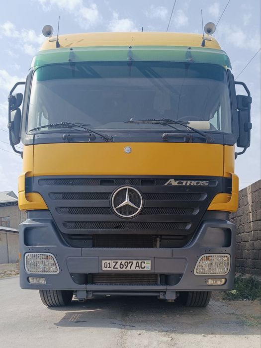 Mersedes Benz Actros tyagach sotiladi.