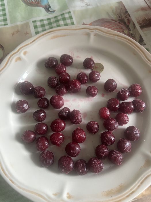 Продам  вишню замороженную