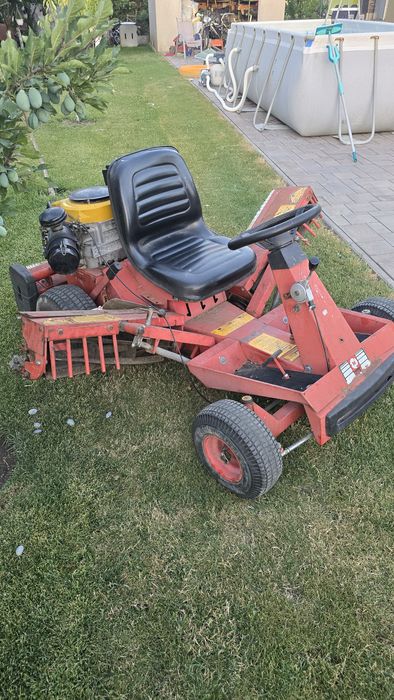 Masina  tractoras profesional tuns gazon iarba