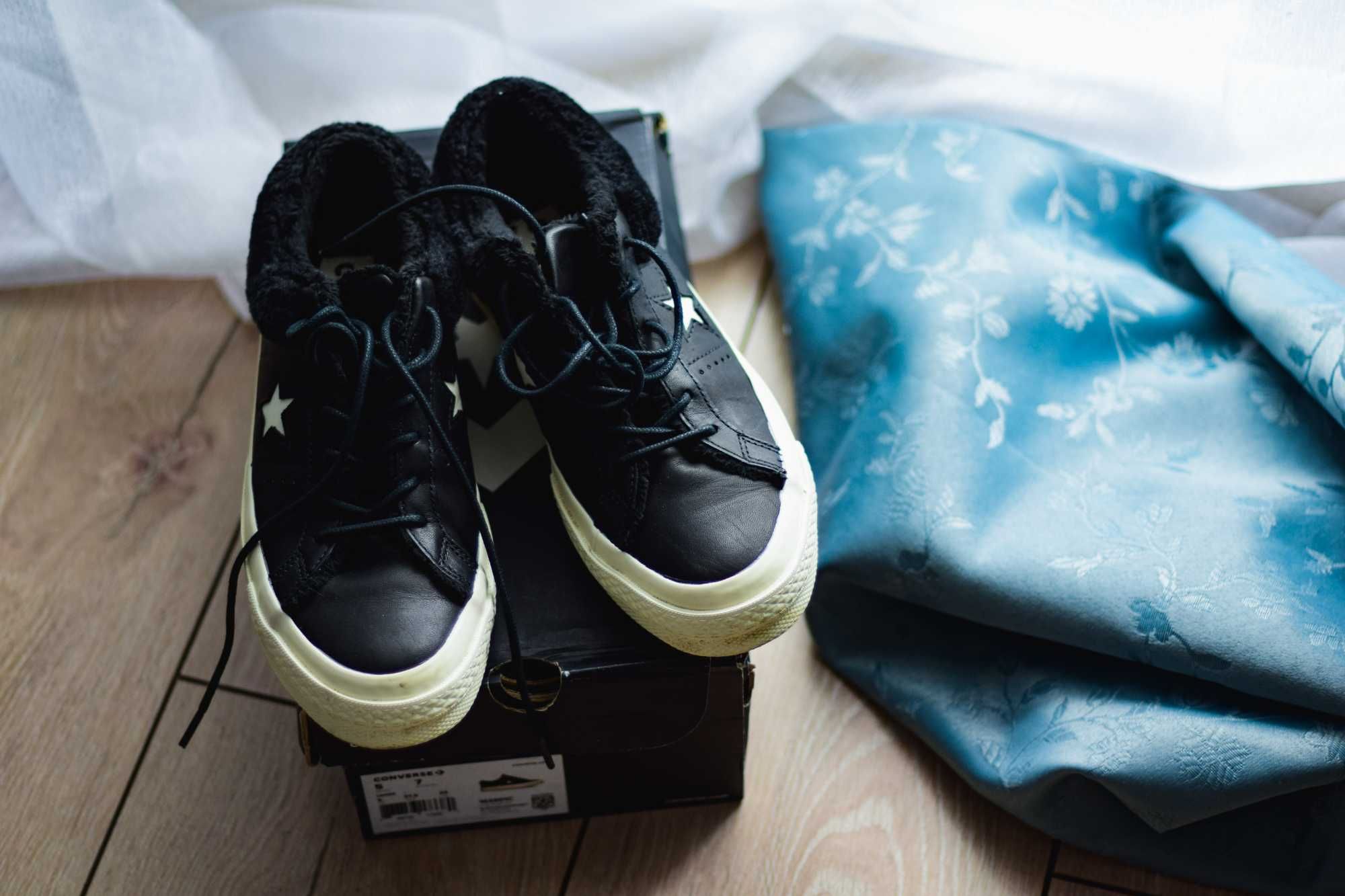 Converse, de piele, imblaniti pe interior.