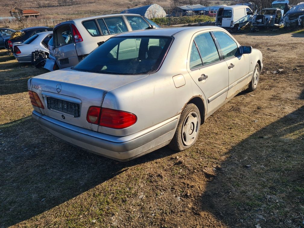 Мерцедес Е200, бензин на части. Mercedes E200.