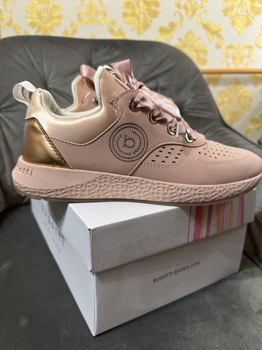 Adidasi Bugatti.