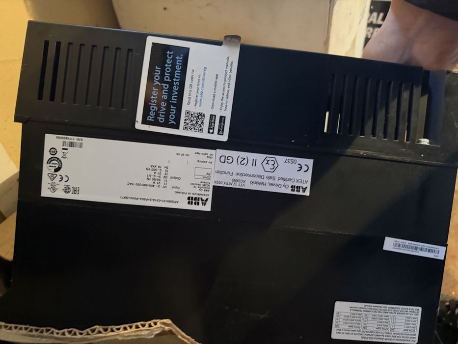 „Invertor ABB ACS880-01-021A-5 – nou, nefolosit, 18 kVA, 21A, IP20”