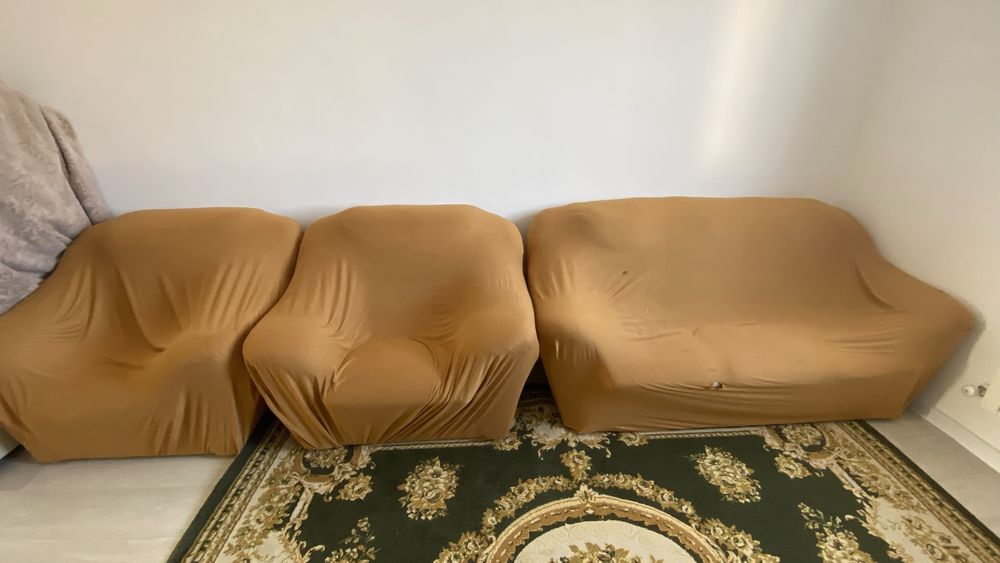 Большой диван и два кресла