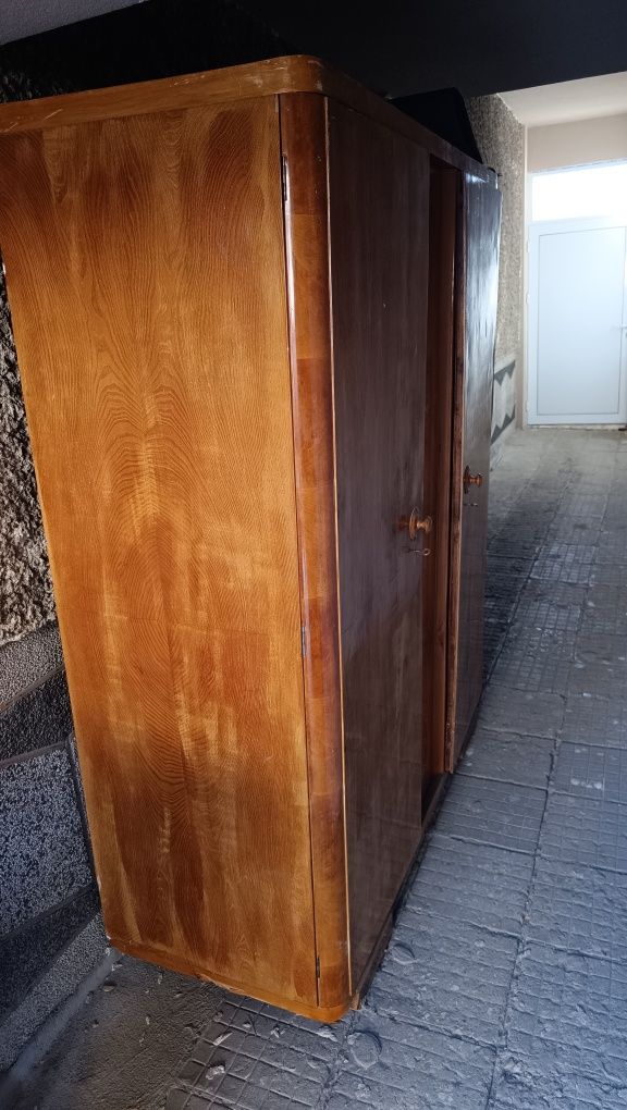 Продавам старинен гардероб