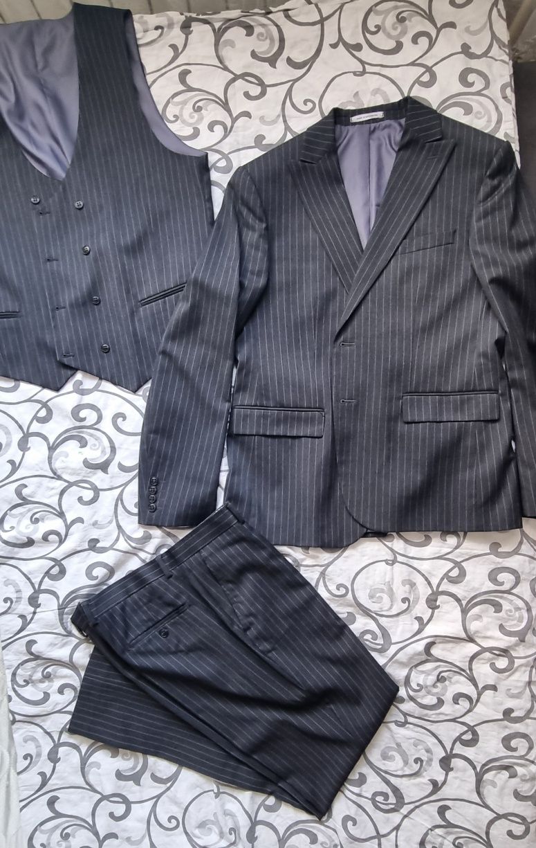 Продается классическая тройка костюм жилет брюки