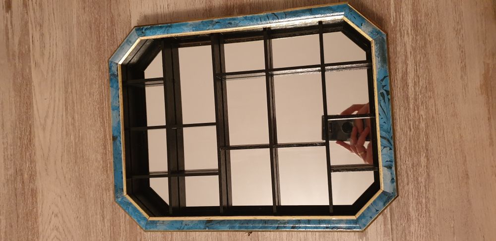 Vitrina raft miniafuri cu oglinda din lemn