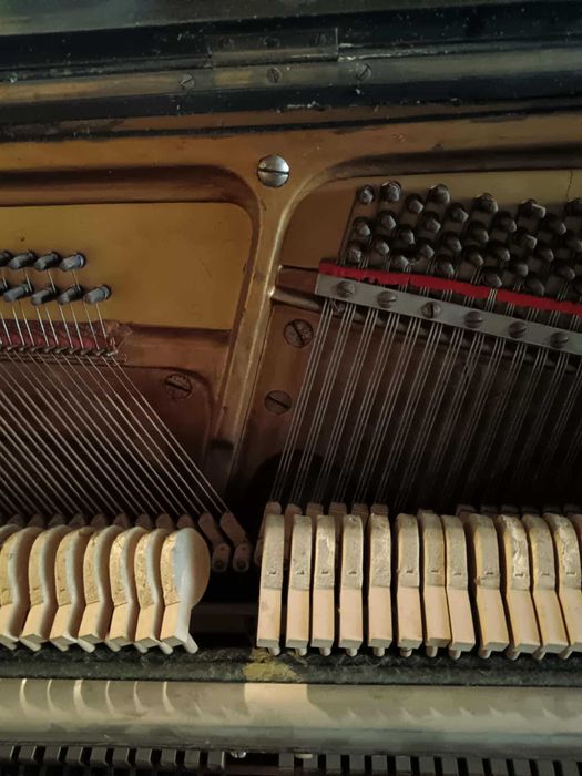 Vând pianina anul 1800