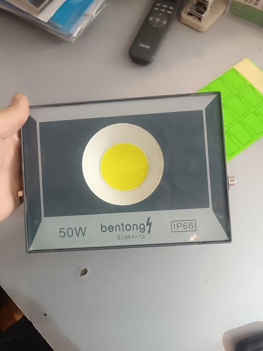 Led projektor turli xillar va turli Vattda ishlay oladiganlari bor