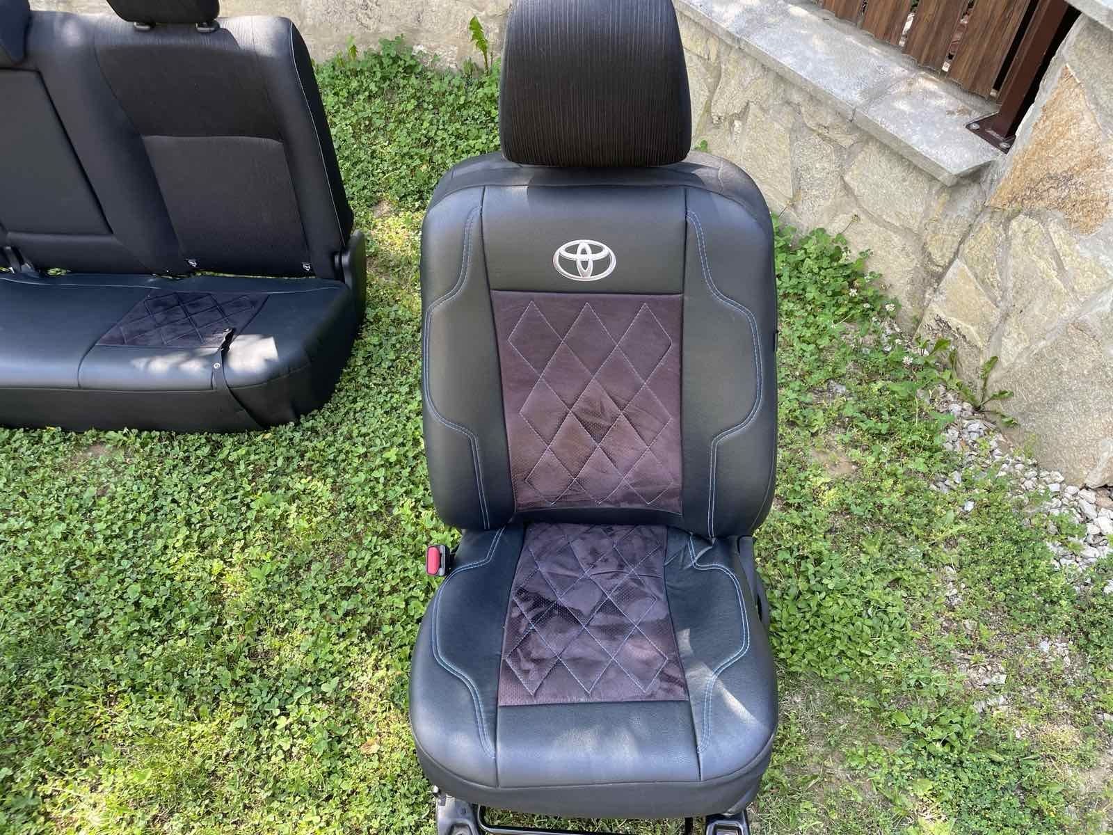 Седалки за Toyota Hilux 2017г