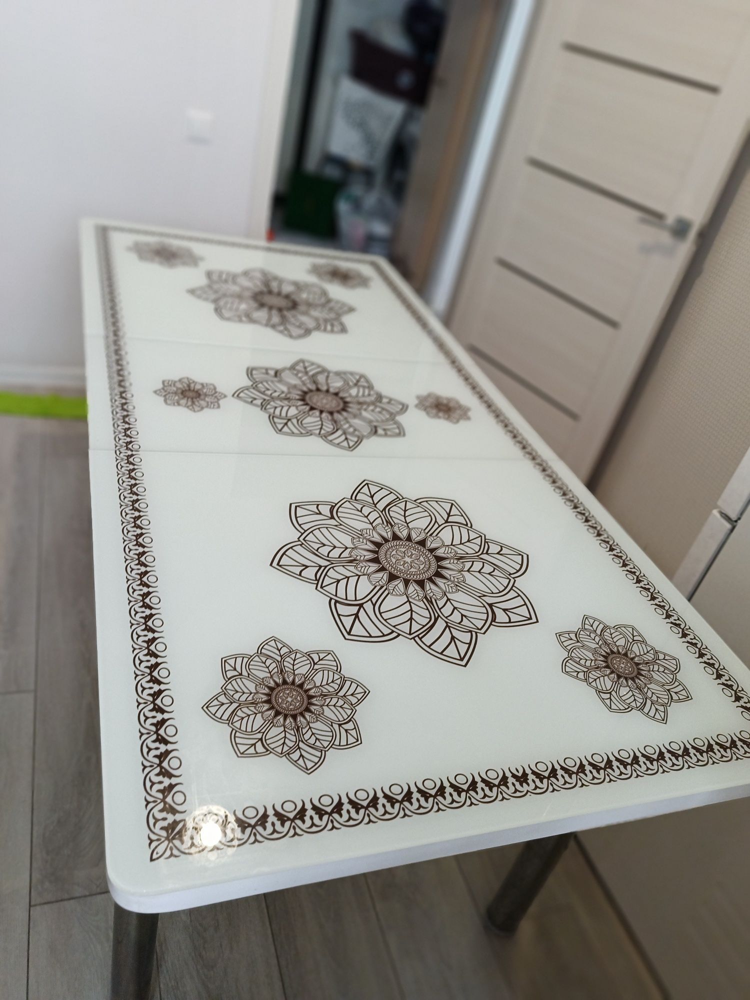 Продам стол со стульями -6 от, стол раздвигается. Состояние отличное