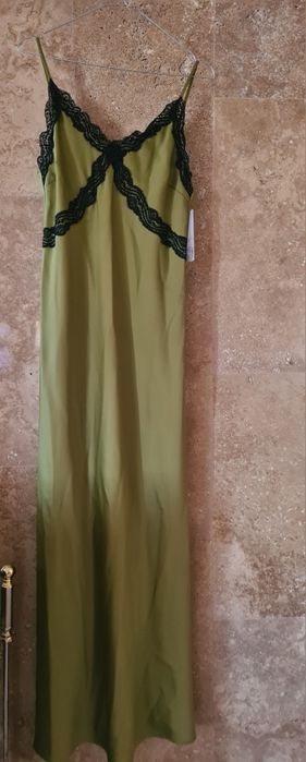 зелена сатенена рокля M