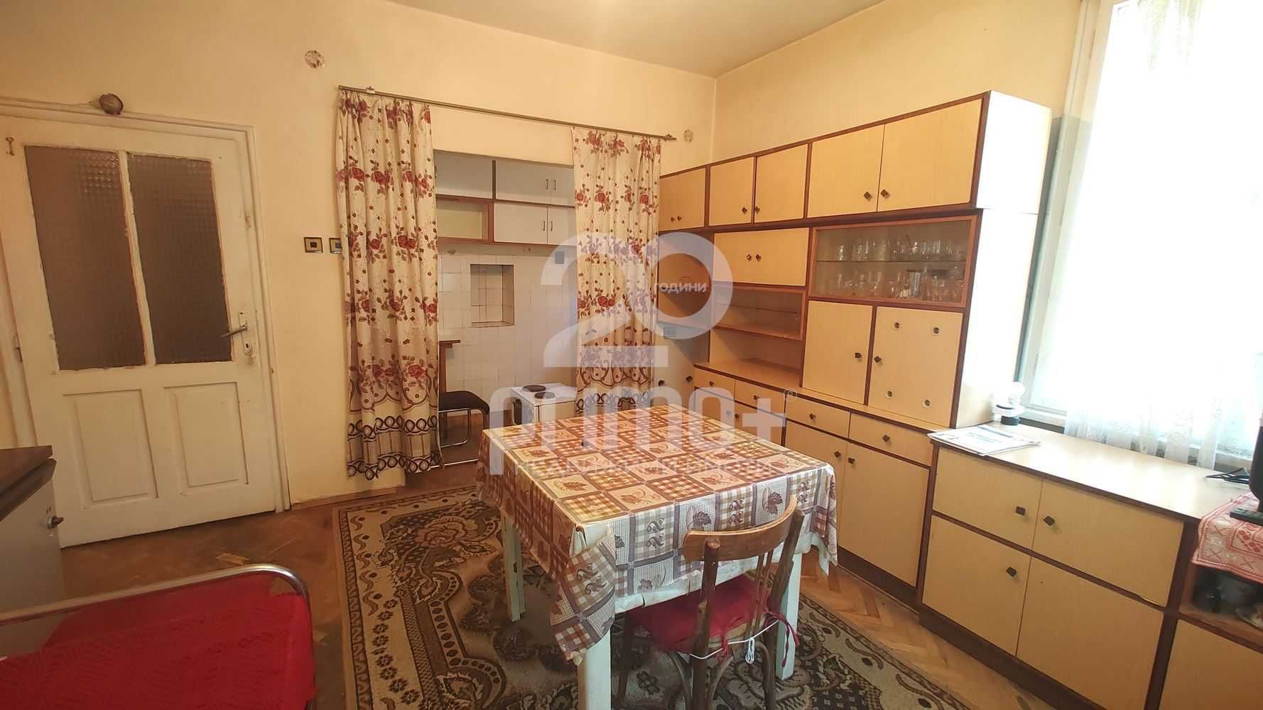 Просторен самостоятелен етаж от къща  и отделен сутерен в центъра