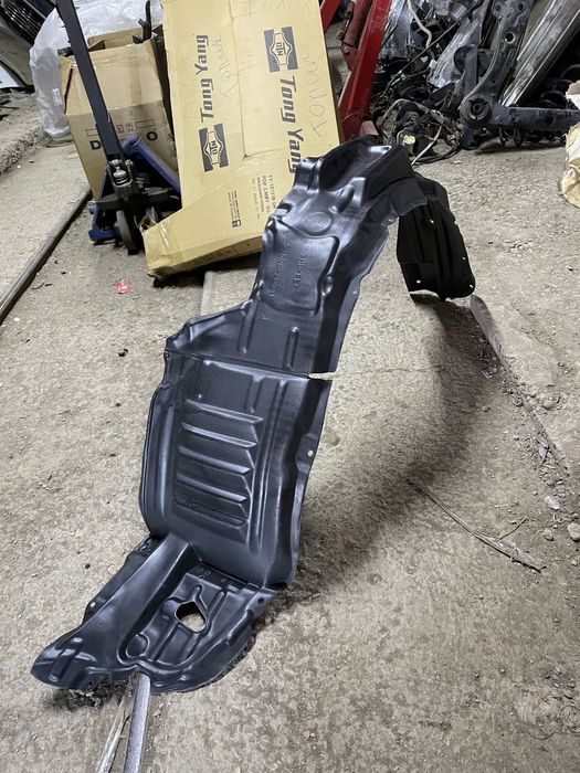 Передние подкрылки на Toyota Estima ACR50,55