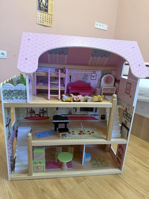 Дървена къща за кукли