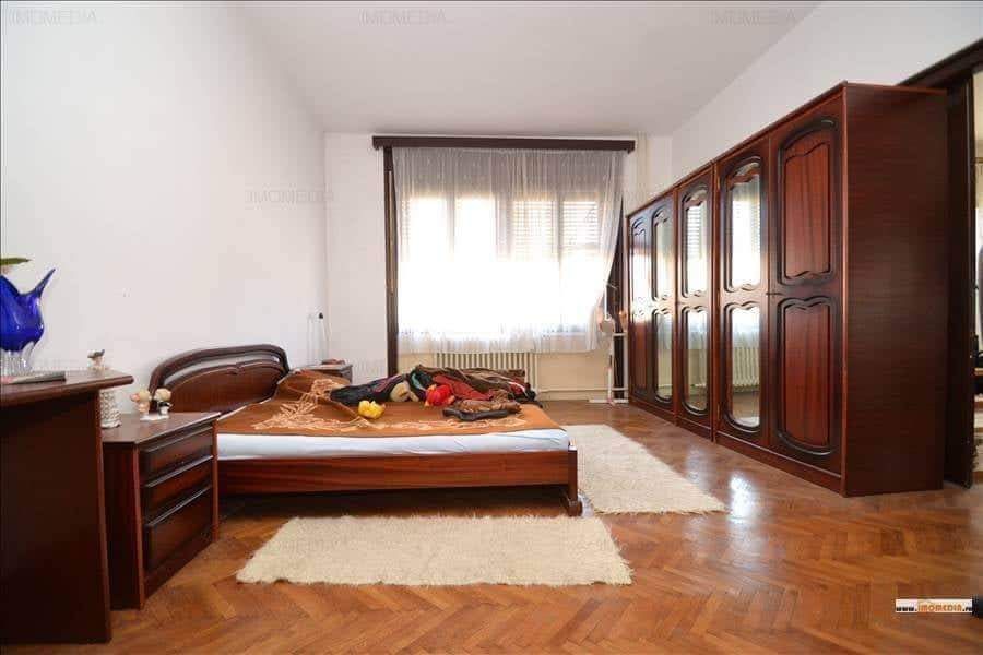 Vând ap 4 camere Str.Semenic nr.1