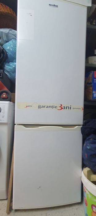 Vand combina frigorifica Arctic ,putin folosita ,in stare buna