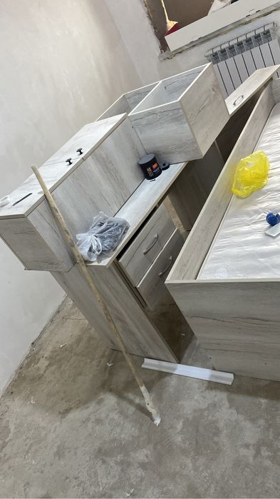 Две детские-подростковые кровати, стол и шкафчик навесной