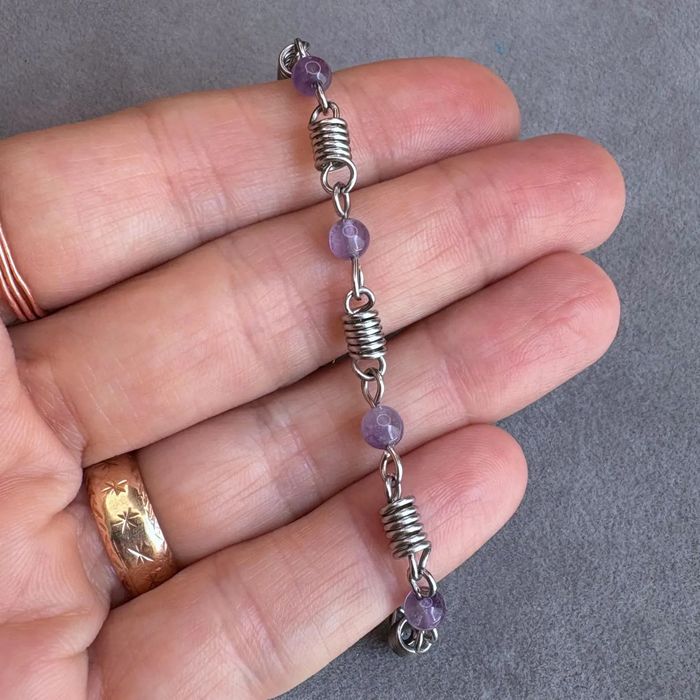 Ръчно изработена гривна с естествени камъни аметист