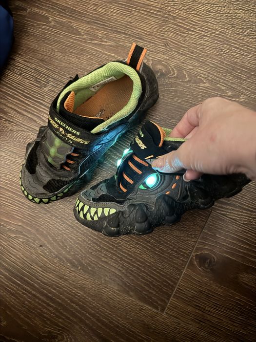 Adidas  skechers dinozaur 30